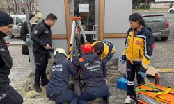 İstanbul Beylikdüzü’nde Rögara Düşen İşçi İtfaiye Tarafından Kurtarıldı