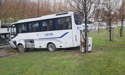 İstanbul  Esenyurt’ta Servis Midibüsü Bariyerlere Çarparak Yoldan Çıktı