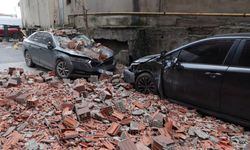 İstanbul - Eyüpsultan'da Duvar Çöktü, 2 Araç Zarar Gördü