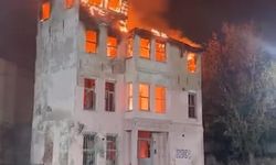 İstanbul Fatih’te Tarihi Bina Alev Alev Yandı