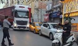 Kağıthane’de Tır Kaosu; 3 Otomobile Çarpıp Caddeyi Kilitledi