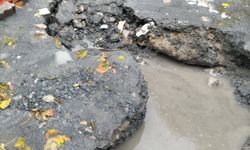 İstanbul - Küçükçekmece’de Yağış Sonrası Yol Çöktü: 2 Kişi ve 2 Araç Düştü