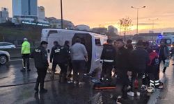 İstanbul Maltepe D-100’de Servis Minibüsü Devrildi: 5 Yaralı
