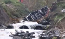 İstanbul Sarıyer’de Yol Çökmesi Sonrası Araçlar Dereye Düştü