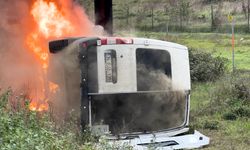 İstanbul Tuzla’da Kontrolden Çıkan Minibüs Alev Alev Yandı