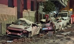 İstanbul Zeytinburnu’nda Çatıdan Kopan Parçalar Park Halindeki Araçların Üzerine Düştü