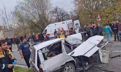 Otomobil Kamyonla Çarpışınca İkiye Ayrıldı; Bir Ölü İki Yaralı Bulundu