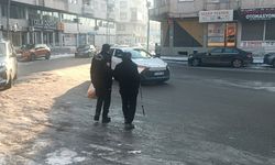 Görme Engelli Vatandaşın İmdadına Kaygan Yolda Polis Yetişti