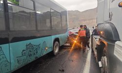 Kaza Yapan Otomobil Alev Aldı, Sürücüler Yol Talebinde Bulundu