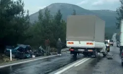 Kamyonet Ve Otomobil Çarpıştı, 2 Kişi Hayatını Kaybetti, 2 Kişi Yaralandı