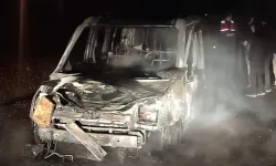 Karabük'te hafif ticari araç alev topuna döndü