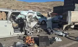 Hafif Ticari Araç TIR'a Arkadan Çarptı; 3 Kişi Öldü