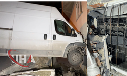 İstanbul Avcılar’da El Freni Çekilmeyen Minibüs Binaya Çarptı