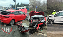 Karşı Yöne Geçen Otomobil Kırmızı Işıkta Bekleyen Araçlara Çarptı