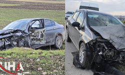 Çarpışan 2 Otomobilden Biri Tarlaya Uçtu 2 Kişi Yaralandı