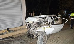 Çocuk sürücünün kullandığı otomobil, kamyonetle çarpıştıktan sonra evin duvarına vurdu: 1 ölü, 1 yaralı