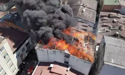 Küçükçekmece’de 5 Katlı Binanın Çatısındaki Yangın Söndürüldü