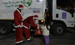 Kuşadası Belediyesi, çöp toplayıcılara Noel Baba kostümü giydirdi