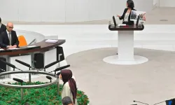 ‘LGBTİ+ simgesi var’ deyip kürsüye yürüdü