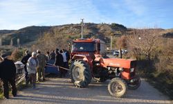 Manisa'da Direğe Çarpan Otomobil Şarampole Uçtu, Sürücü Yaralandı