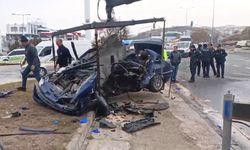 Minibüs Ve Otomobil Çarpıştı; Bir Ölü Ve Üç Yaralı Var