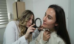 Uzmanlar Uyarıyor: Yetişkinlerde Aknenin Nedenleri Arasında Makyaj da Var