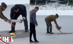 Donmuş Göletin Yüzeyindeki Buzu Motorlu Testereyle Kestiler