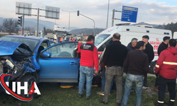 Kırmızı Işıkta Bekleyen Araç Arkadan Gelen Araçla Çarpıştı