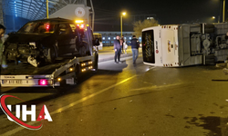 Otomobille Çarpışan Servis Midibüsü Devrildi, 13 Kişi Yaralandı