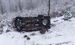 Karla Kaplı Yolda Kamyonet Şarampole Yuvarlandı, 6 Kişi Yaralandı