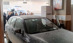 Ani Manevra Yapan Otomobil Döner Salonuna Girdi