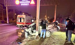 Otomobil Trambüs Direğine Çarptı: 1 Kişi Hayatını Kaybetti , 1  Kişi Yaralandı