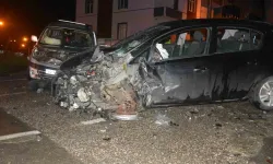 Hafif Ticari Araçla Otomobilin Çarpıştığı Kazada 1 Ölü 4 Yaralı