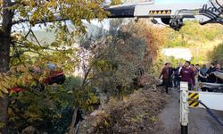 Su Borusu Patladı, Yolda Göçük Oluştu, Taşan Su Otomobili Sürükledi