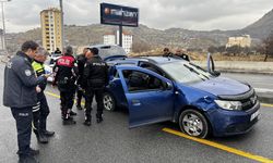 Polisten Kaçan Ehliyetsiz Sürücü, Araç Lastiklerine Ateş Açılmasıyla Durduruldu