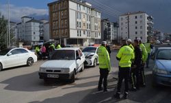 Takipte Yakalanan Sürücünün Ağlayan Çocuklarını Polis Sakinleştirdi