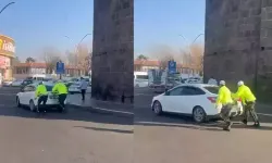 Diyarbakır’da Trafik Polisleri Arızalanan Araca Yardım Etti