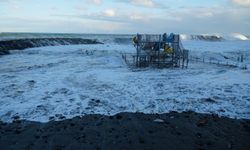 Rize’de Fırtına Etkili Oldu, Dalgalar Sahil Yoluna Ulaştı