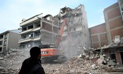 Sındırgı’da Depremde Ağır Hasar Alan Binaların Yıkımı Sürüyor