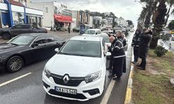 El Freni Çekilmeyen Otomobil Kazaya Neden Oldu; O Anlar Kamerada