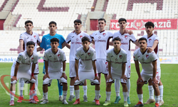 Beşiktaş Ve Elazığspor U16 Ekipleri Dostluk İçin Sahaya Çıktı