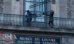 Louvre Müzesi'ne Güvenlik Amacıyla Demir Parmaklıklar Yerleştirildi