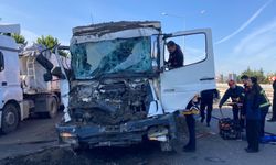 Tır’a Çarpan Kamyondaki Sürücüyü İtfaiye Ekipleri Kurtardı