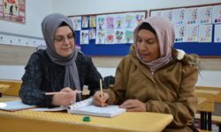 Torununa Öğretebilmek İçin 64 Yaşında Okuma Yazma Kursuna Başladı