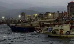 Hatay'da fırtınanın etkisiyle 5 tekne ve 1 yat alabora oldu