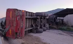 Burdur’da Hurda Yüklü TIR Devrildi: 1 Kişi Yaralandı