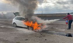 Yanan Otomobile Yangın Tüpüyle Müdahale Etti