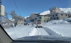 Yolu Kapanan Köyde İç Kanama Geçiren Kadın Hastaneye Ulaştırıldı