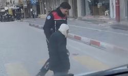 Polis, Yolun Karşısına Geçmekte Zorlanan Yaşlıya Yardımcı Oldu
