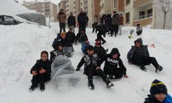 Hakkari Yüksekova'da Kar Sevinci: Çocuklar Tepsilerle Kaydı